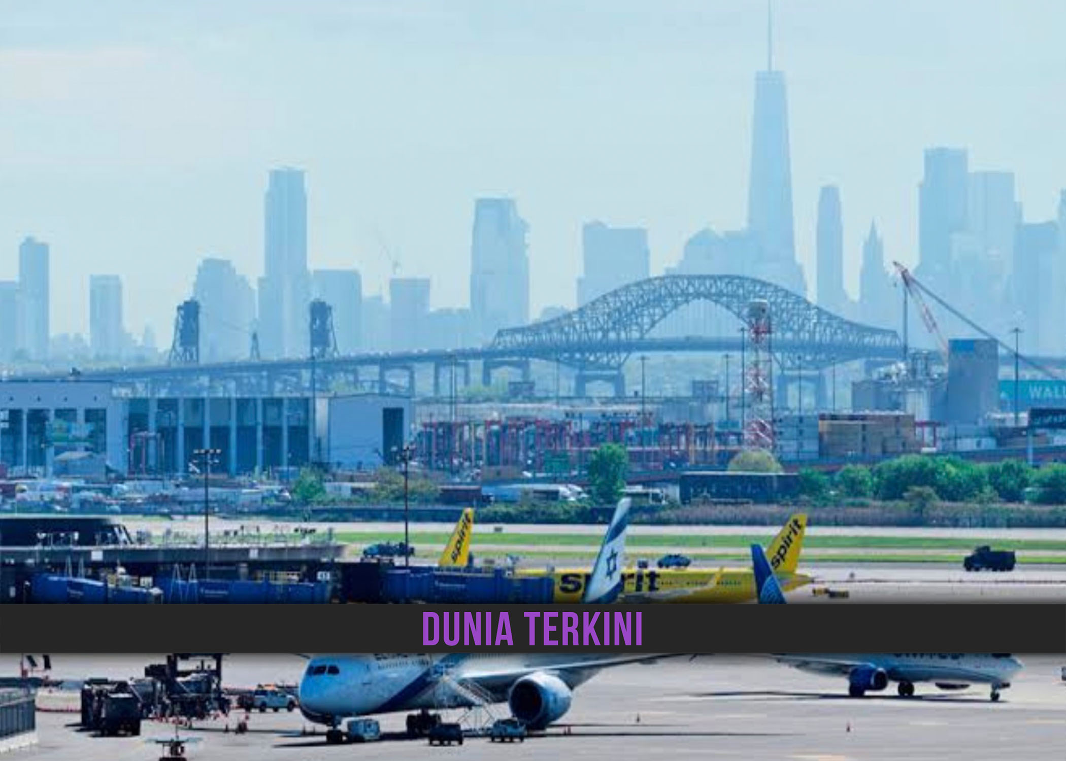 PESAWAT UNITED AIRLINES LANGGAR TIANG LAMPU